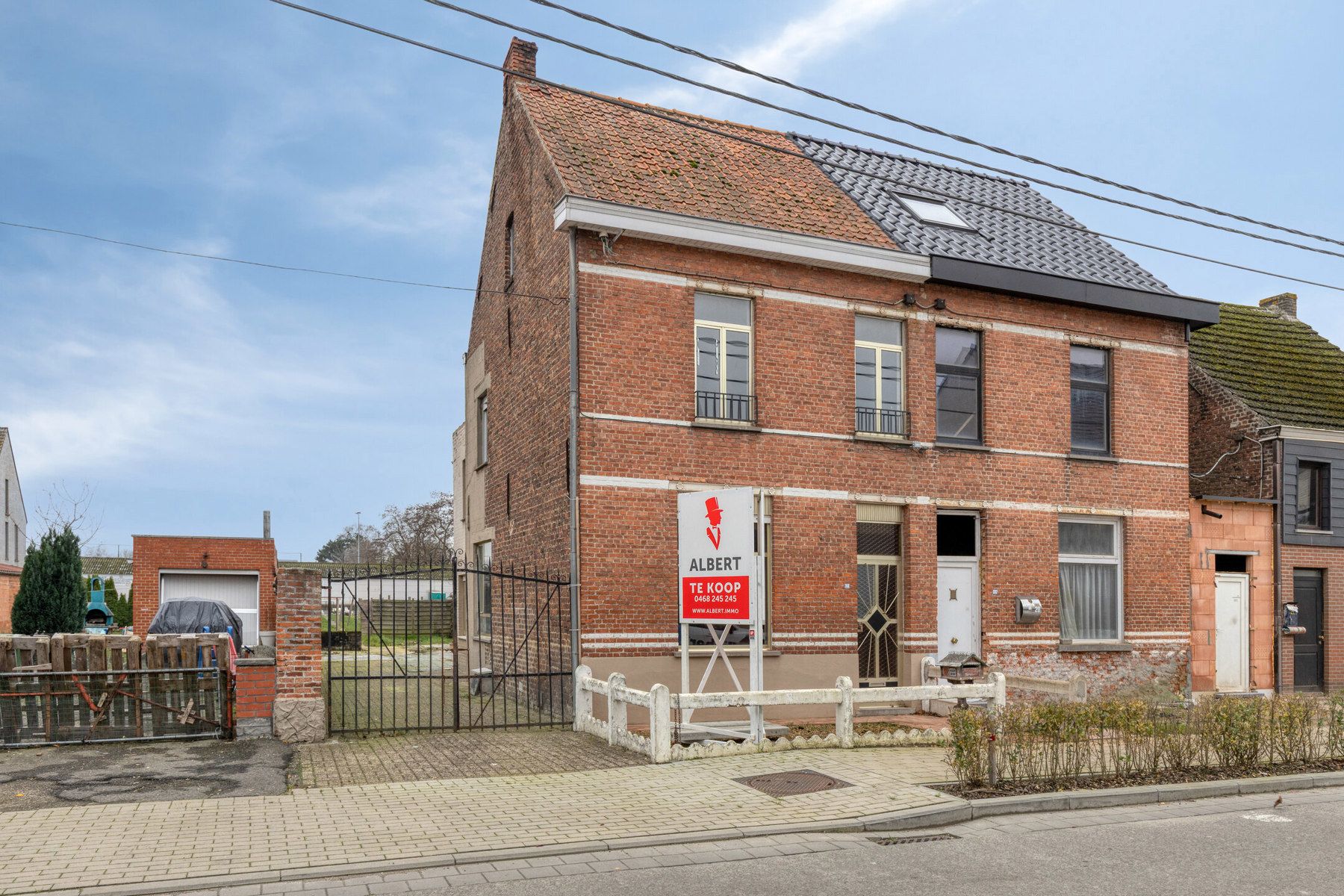 TE KOOP - Te renoveren halfopen bebouwing met 3 slaapkamers foto 2