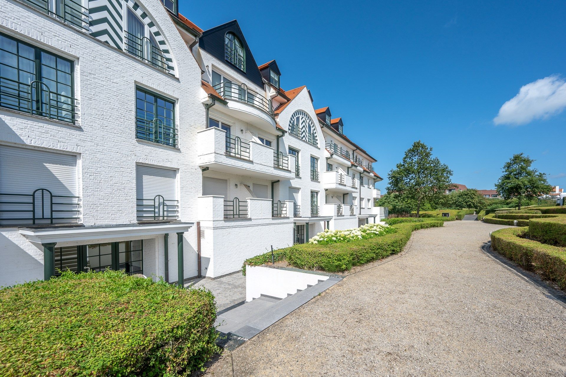 Uitzonderlijk gerenoveerd hoekappartement gelegen in hartje Zoute, in het zeer exclusieve domein "Tennis Gardens" - een privé park van +/- 5 ha, vlakbij de zee  foto 18