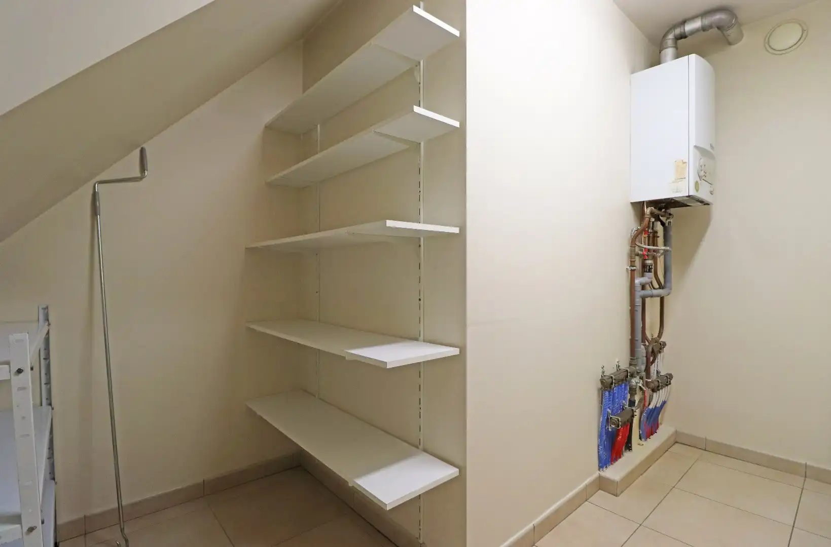 Lichtrijk appartement met carport foto 10