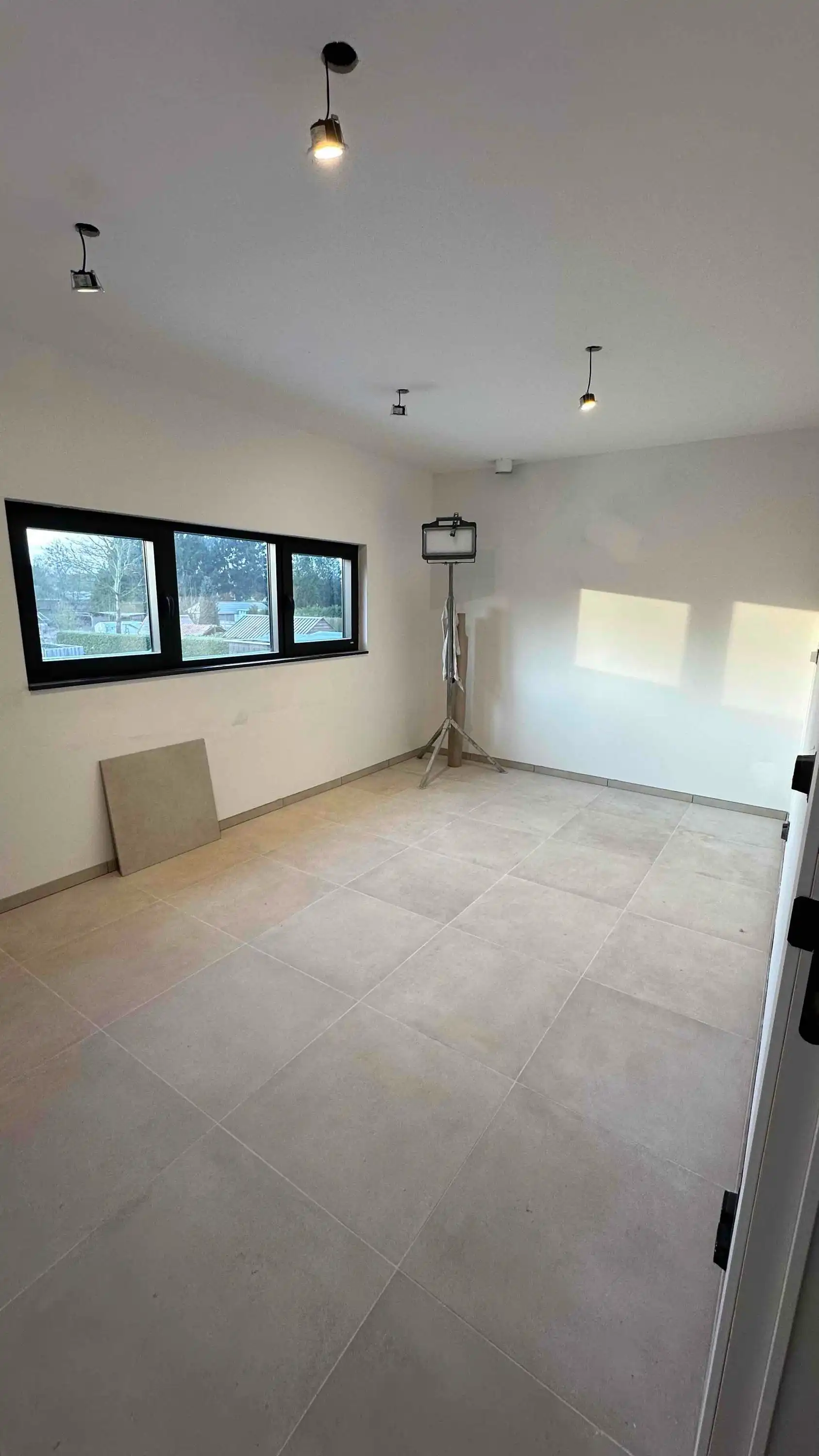 Nieuwbouwwoning met 2 slaapkamers en terras. foto 8