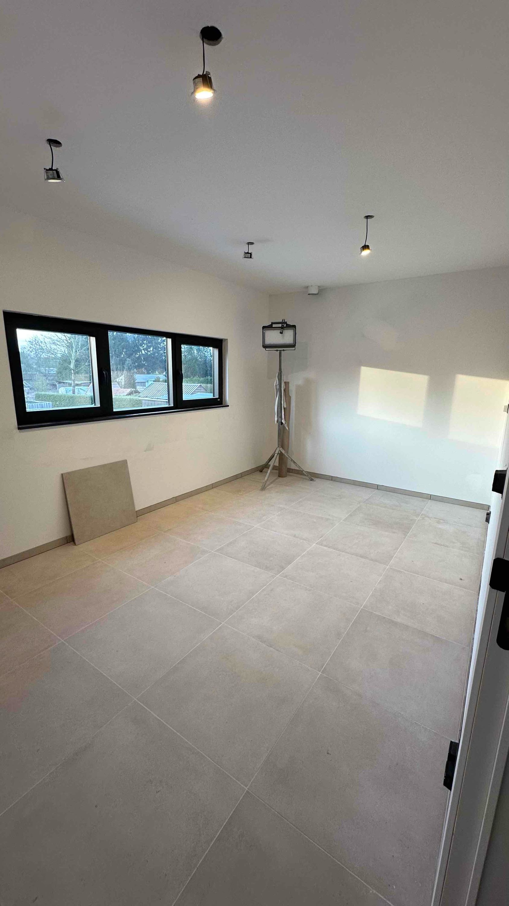 Nieuwbouwwoning met 2 slaapkamers en terras. foto 8