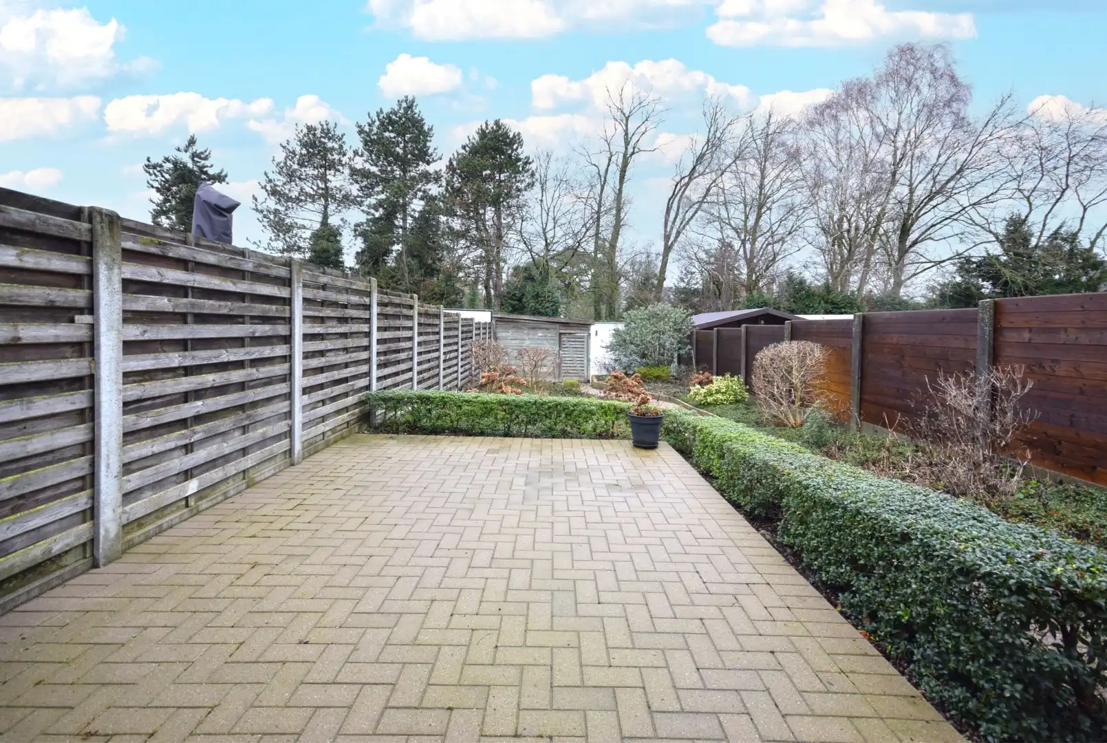 Charmante rijwoning met dubbele garage en ruime tuin in het centrum van Rumbeke foto 2