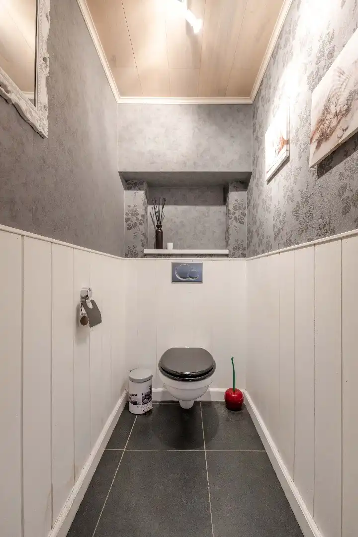 GROTENDEELS GERENOVEERDE GEZINSWONING 2006 MET 3 SLPKS EN TUIN foto 8