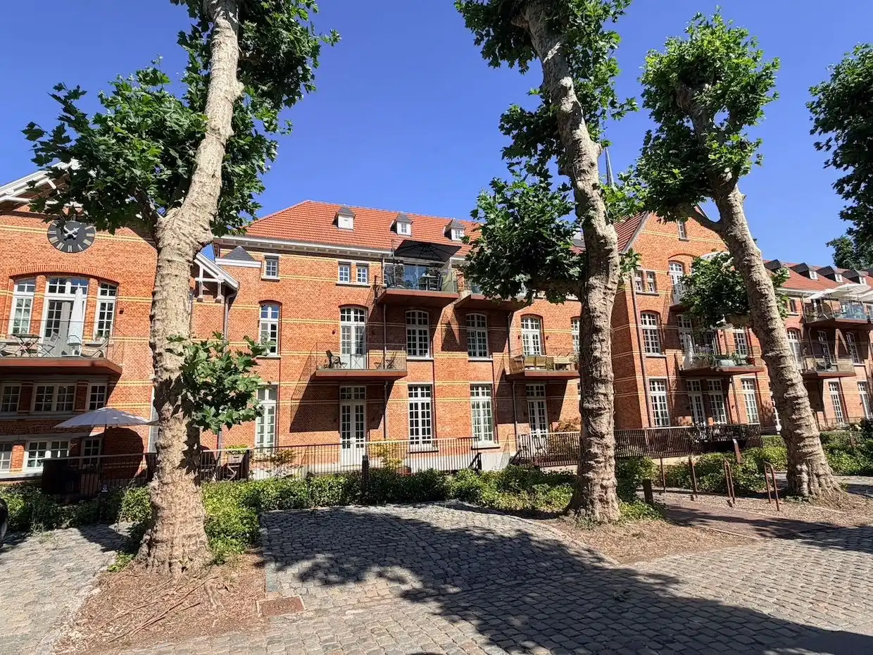 Exclusief duplex-appartement met 2 staanplaatsen en kelder in een unieke parkresidentie foto 2