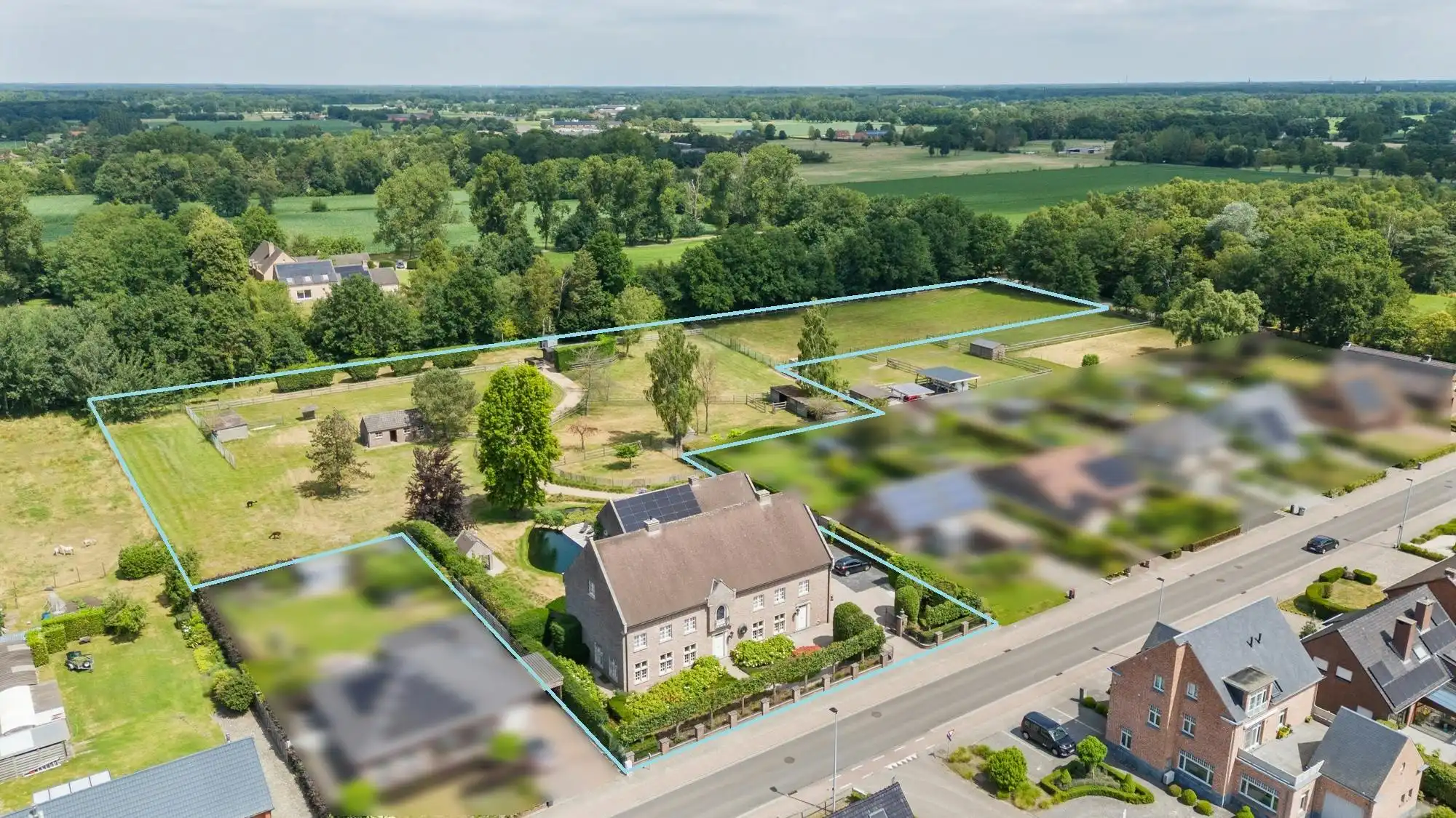 Villa met praktijkruimte en weilanden te koop in Geel foto {{pictureIndex}}