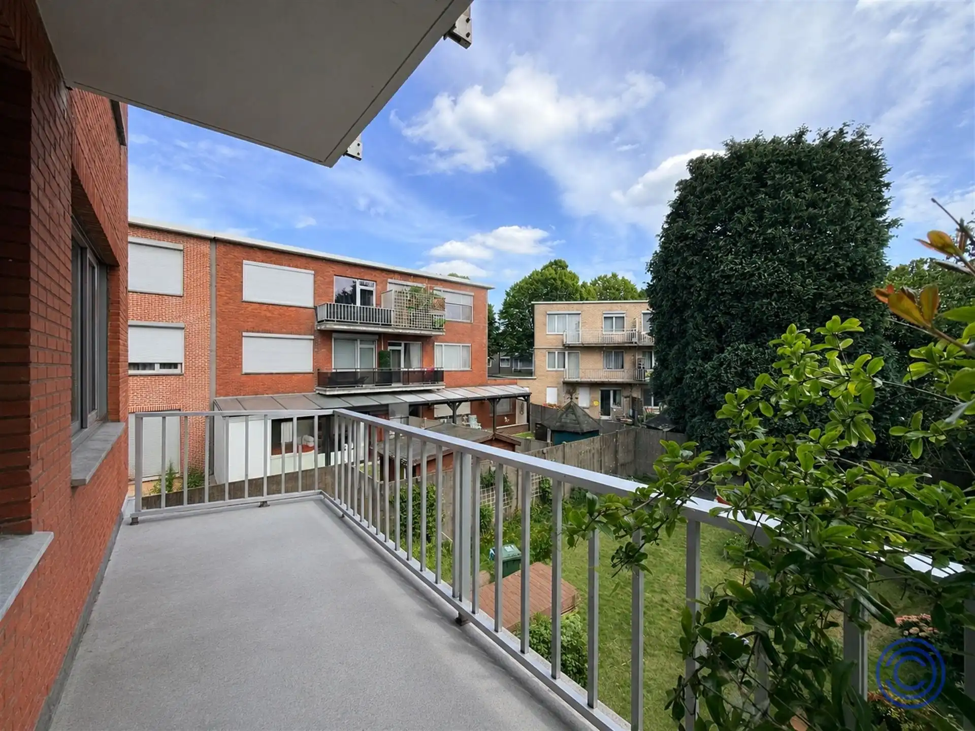 Instapklaar 2-slpk appartement met terras in rustige woonwijk! foto 2