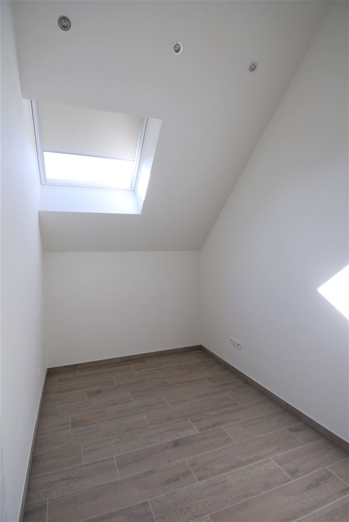 Volledig gerenoveerd duplex-appartement met 2 slaapkamers in het centrum van Maaseik met moderne afwerking. foto 12