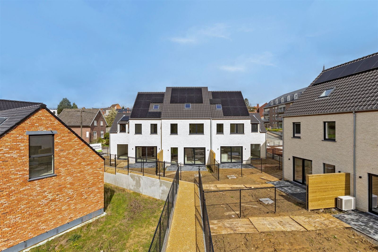 Energiezuinige instapklare nieuwbouwwoning met 3 slaapkamers, bureau,  tuin en parkings foto 21