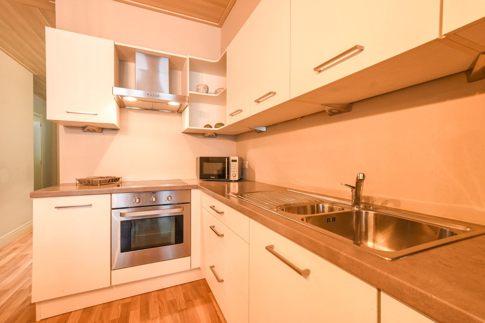 Opbrengsteigendom met 2 ruime appartementen en handelszaak op toplocatie! foto 10