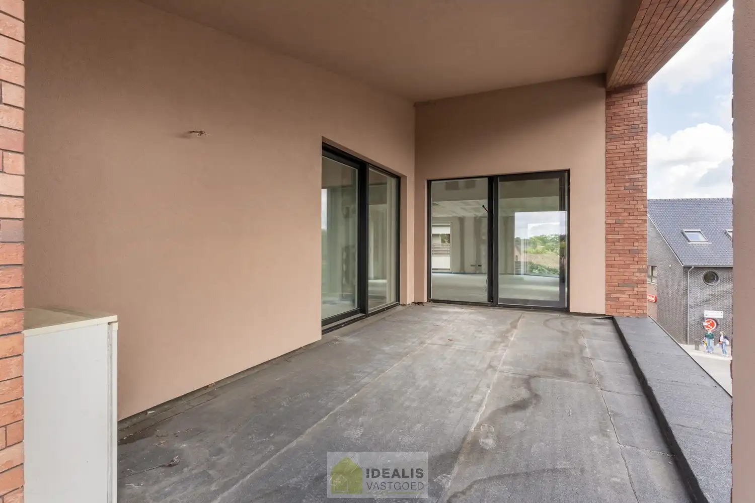 IDEALIS VASTGOED - PRACHTIGE CASCO+ PENTHOUSE MET EEN HEERLIJK LICHTRIJKE WOONKAMER MET OPEN KEUKEN EN AANSLUITEND ZEER RUIM TERRAS, 2 SLAAPKAMERS, BADKAMER, BERGPLAATS EN KELDERBERGING OP EEN GEGEERDE LOCATIE IN HET CENTRUM VAN PEER! Een aangename penthouse met een netto bewoonbare oppervlakte van +-102m² met veel lichtinval en grote glaspartijen en een ruim terras van maar liefst +- 22m², met apart kelderberging en fietsenstalling op een gegeerde locatie! Deze casco+ penthouse biedt op de 2de  verdieping een heerlijk ruime woonkamer met open keuken, een ruime inkom, een toilet, een bergplaats en toegang tot het ruim terras. Op de 3de  verdieping beschikt het penthouse over 2 slaapkamers en een badkamer. Een penthouse met vele troeven dus, nl. casco+ en nog volledig naar eigen smaak af te werken, een fijne locatie, veel lichtinval en ruime glaspartijen, zeer ruime leefruimte met open keuken, 2 slaapkamers, laag energieverbruik,… foto 9