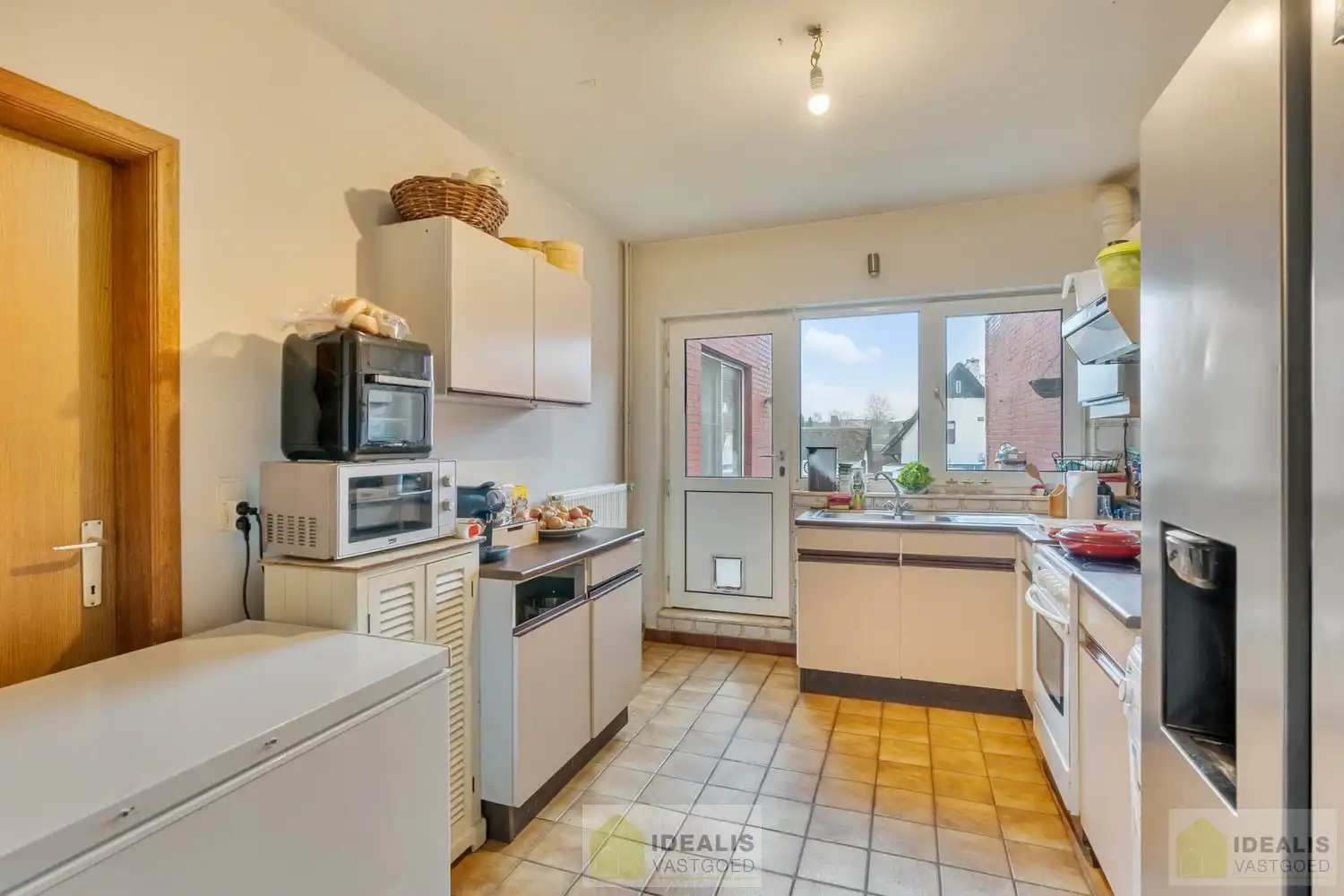 OP TE FRISSEN RUIM DUPLEX APPARTEMENT PAL IN  HET CENTRUM VAN HAMONT! Dit uiterst ruime appartement omvat maar liefst ca.142m² bewoonbare oppervlakte en is voorzien van een ruime woonkamer met aansluitend keuken, 3 aangename slaapkamers, volledig vernieuwde badkamer en terras!! Zeer geschikt voor kandidaten op zoek naar een zeer ruim appartement pal in het stadscentrum van Hamont (Hamont-Achel)! foto 8