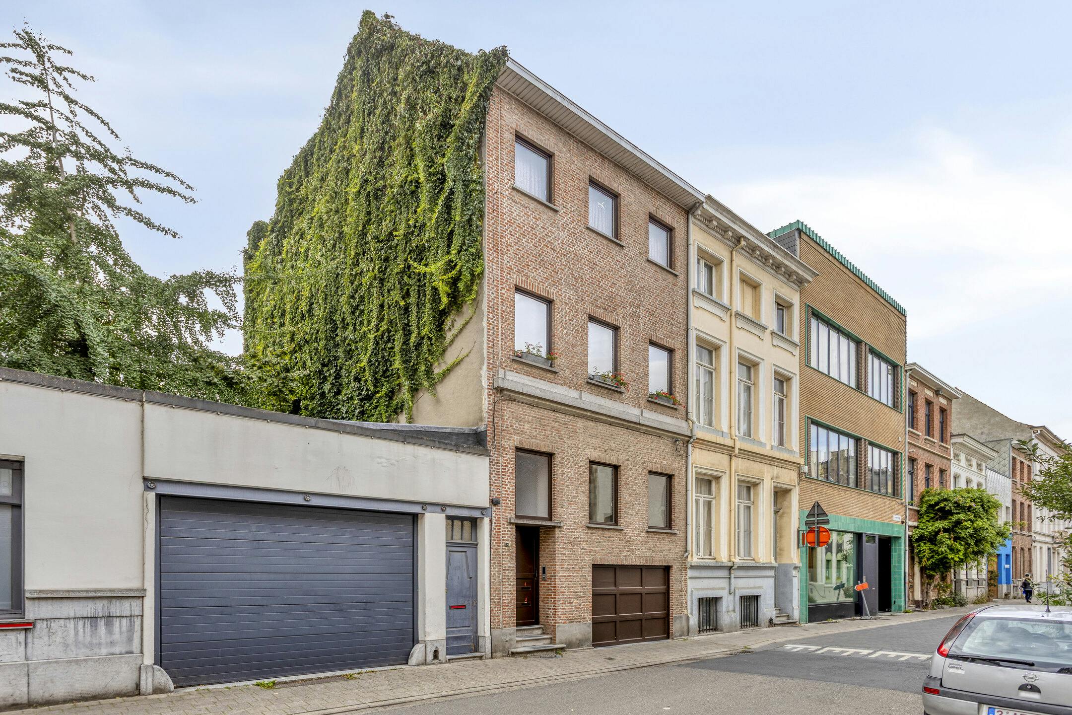 Opbrengsteigendom met garage en 3 appartementen te koop foto 2