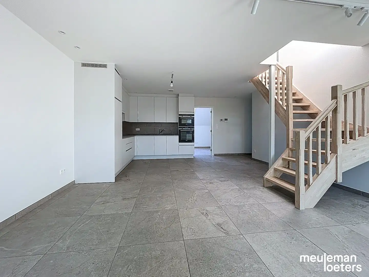 Duplex appartement met ruime garage foto 2
