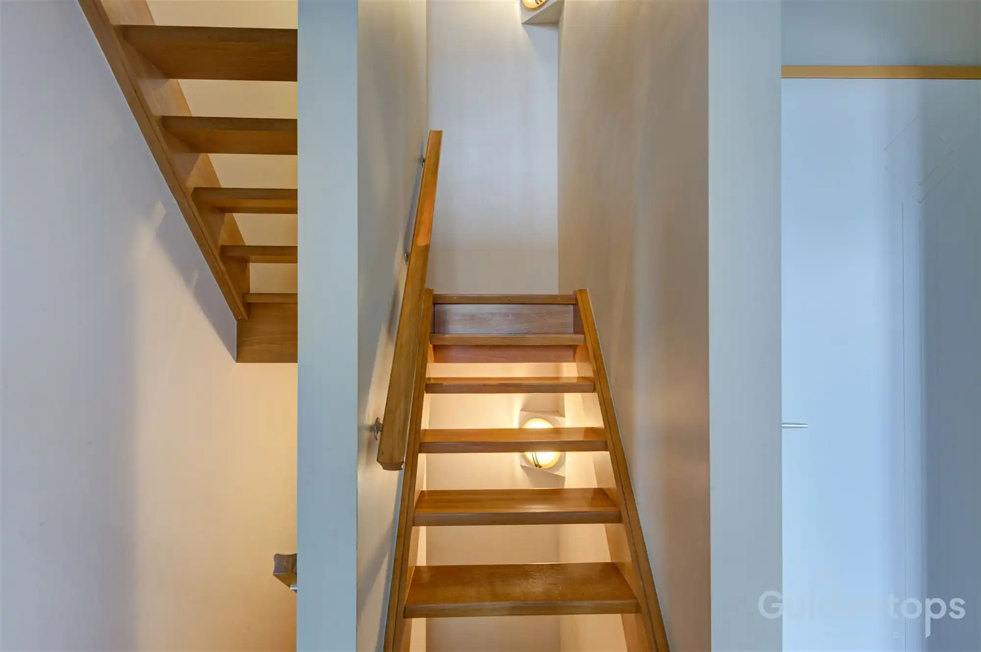 Zeer ruime instapklare half open woning met zwembad foto 23