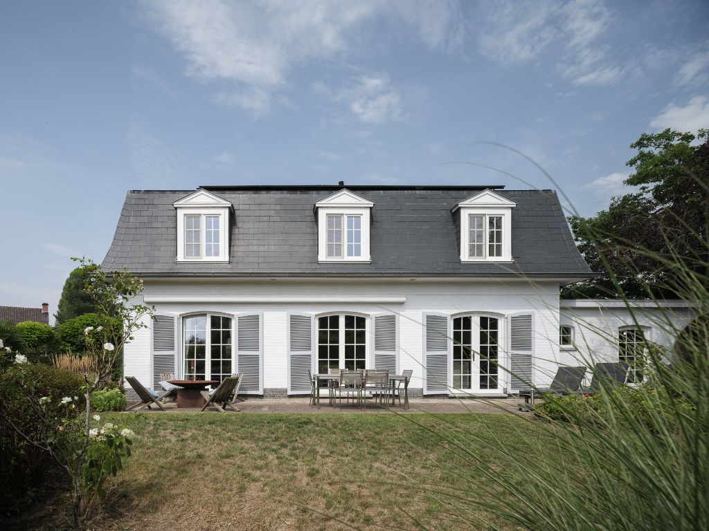 Charmante Franse villa met 3 slaapkamers op een zuidgericht perceel (1.160 m²) in een residentiële wijk te Mariakerke. foto {{pictureIndex}}
