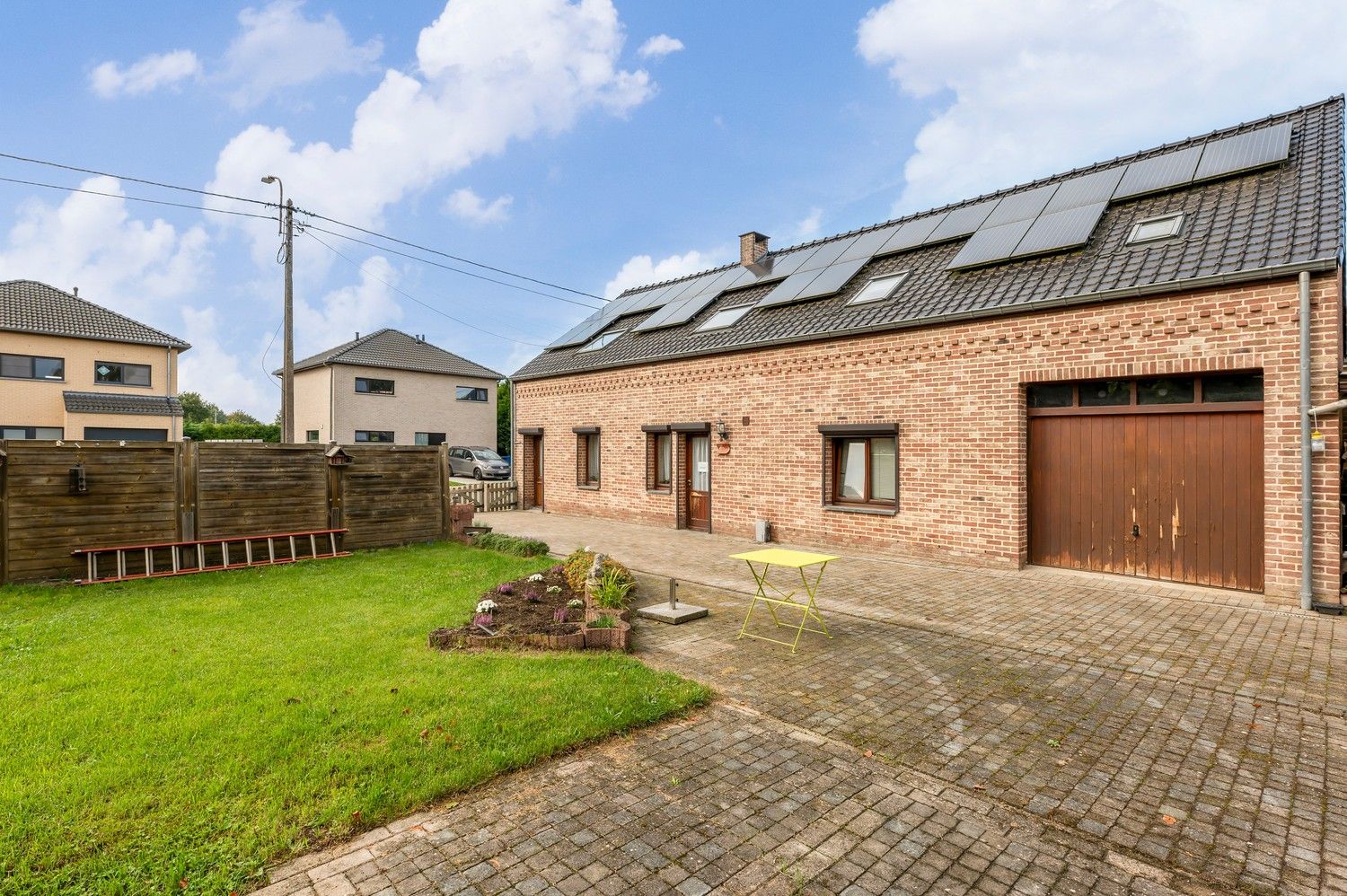 Licht op te frissen gezinswoning met vier slaapkamers, tuin en garage. foto 1