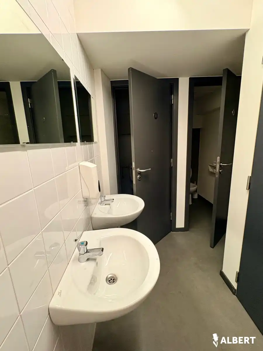 Lichtrijk handelspand van 497m2 op toplocatie! foto 15