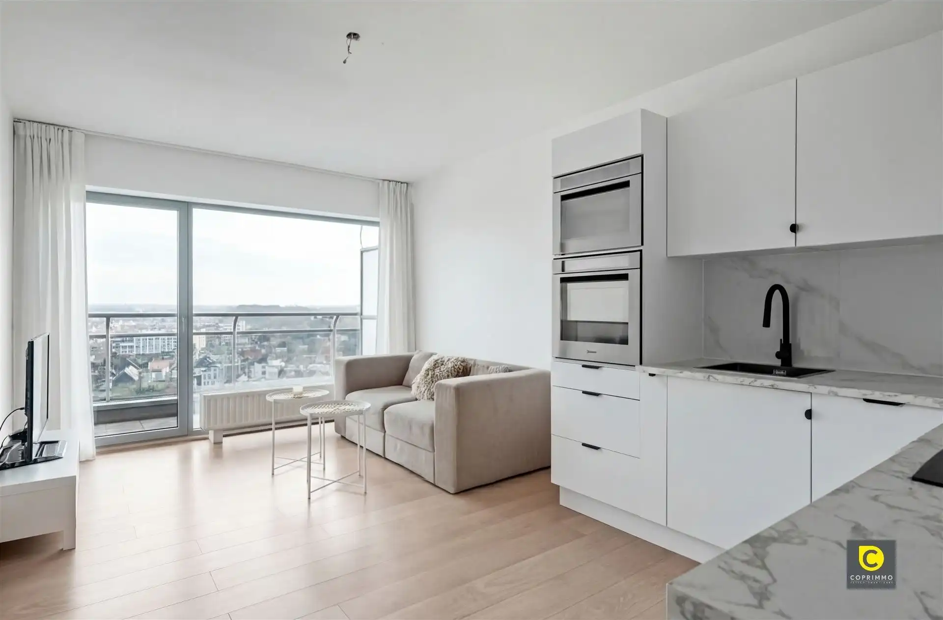 Kwalitatief gerenoveerd appartement met terras foto 2