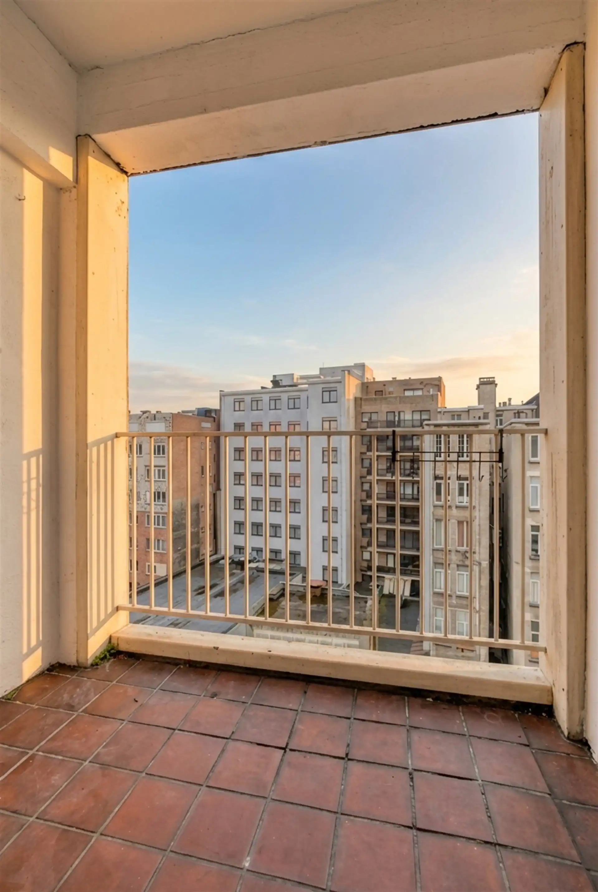 Urban Sky Living: Bright Top-Floor Apartment with Terraces. foto 9