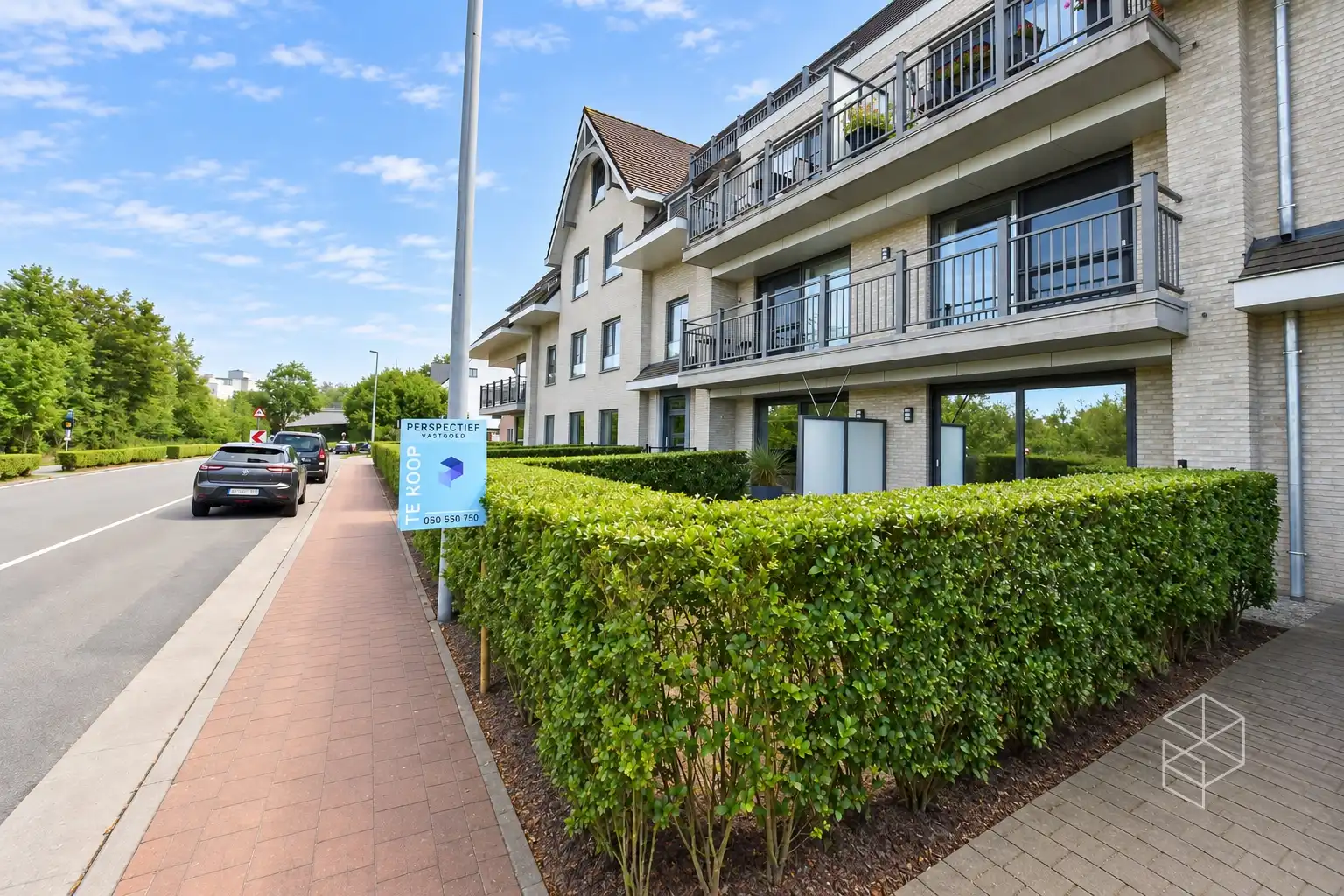 Rustig gelegen groot gelijkvloers appartement met 2 slaapkamers, voor- én achtertuin met terras foto {{pictureIndex}}