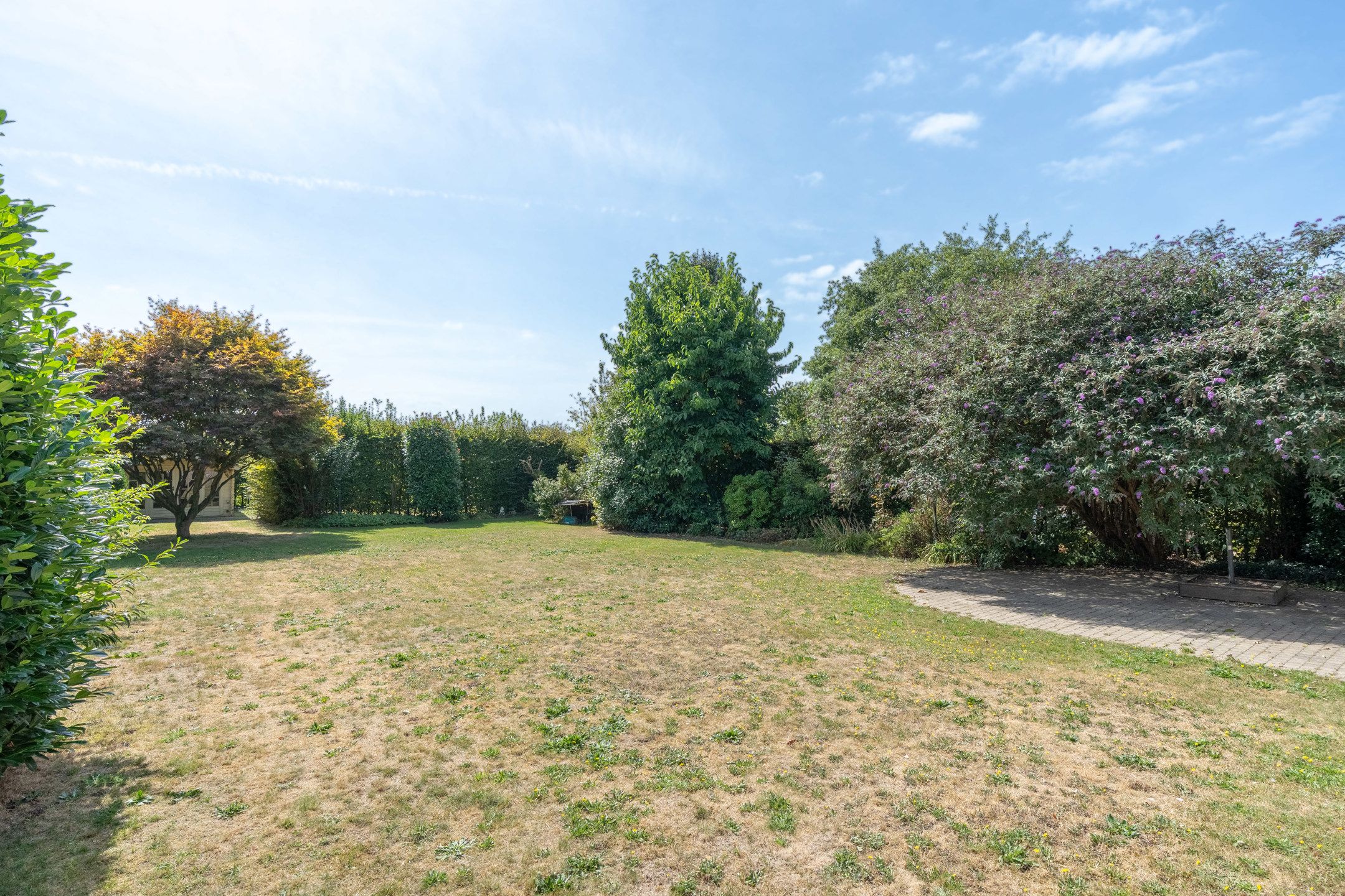 Ruime woning met 4 slpks op mooi zuidperceel van 1.041 m²  foto 2