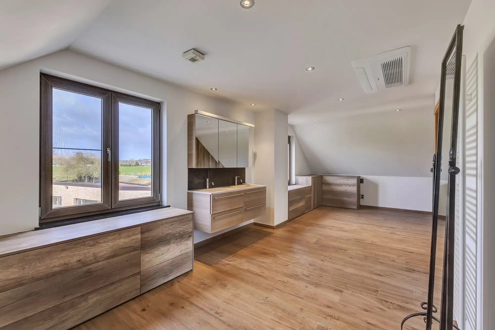 Zeer ruime woning met mogelijkheid zelfstandige activiteit foto 12
