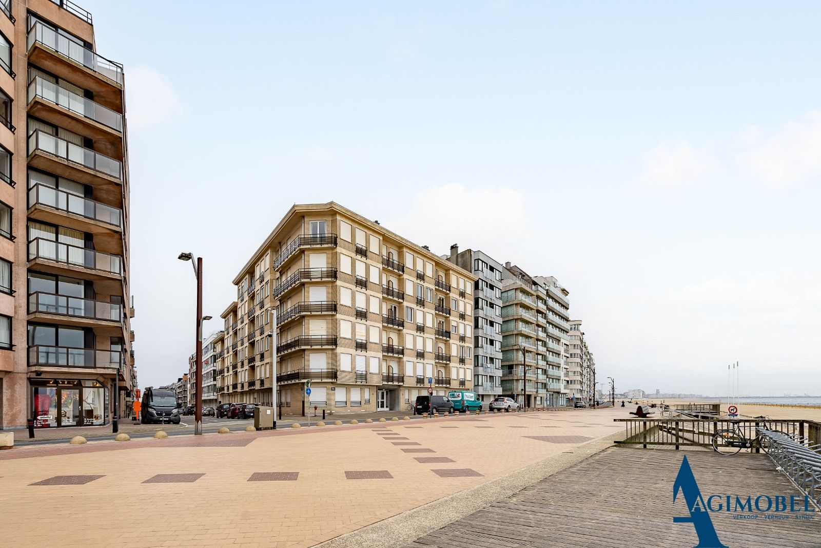 Ongemeubelde studio met aparte slaaphoek gelegen op de Zeedijk foto 1