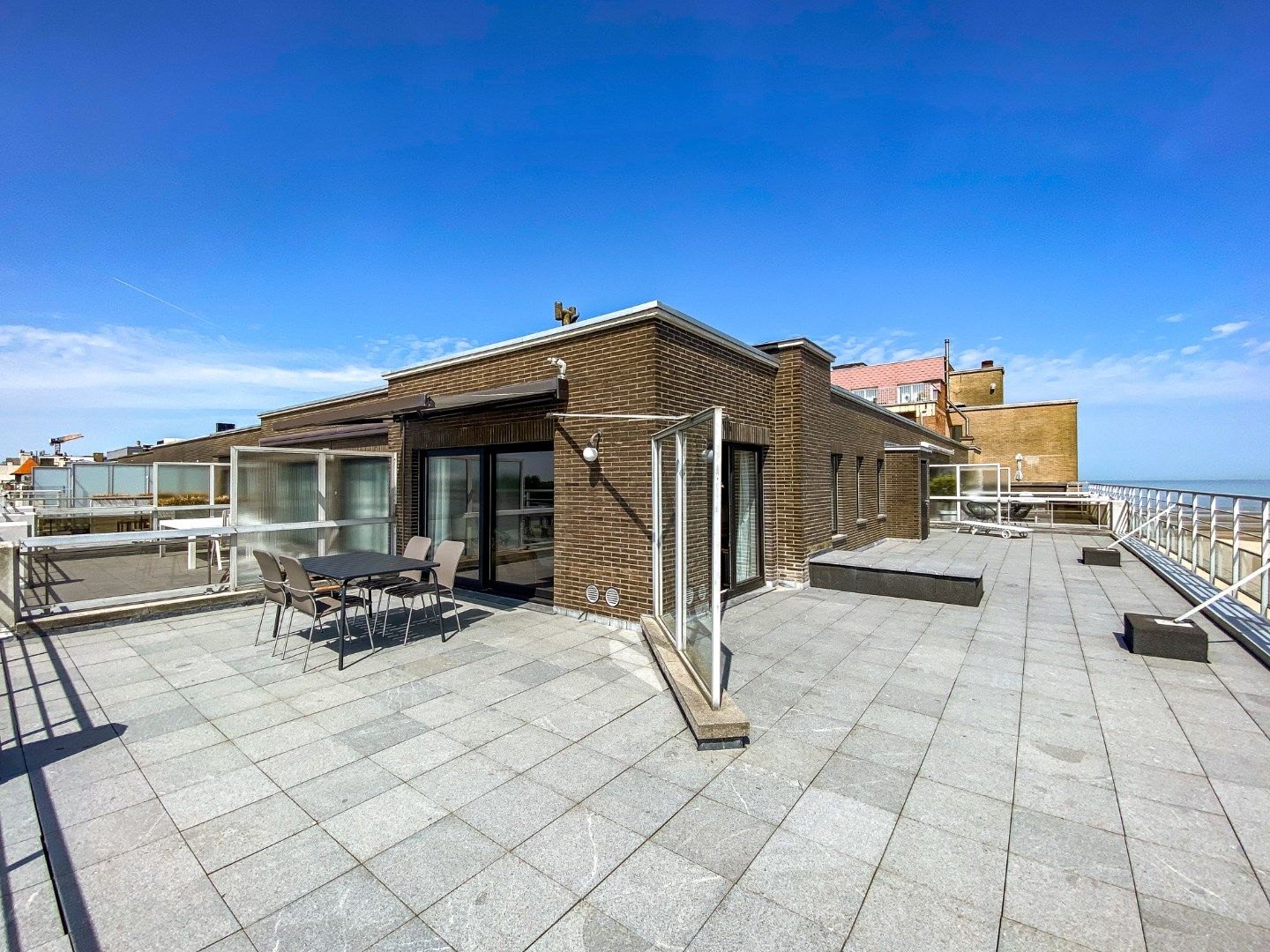 Ruim penthouse (3-slaapkamerappartement) met maar liefst 120m2 terrassen te Oostduinkerke-Bad.  foto 21