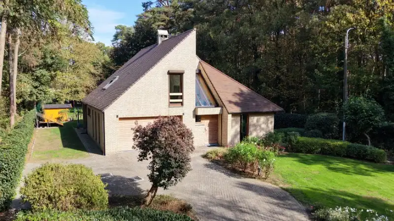Instapklare moderne villa van 310m² op 19 are met mooie tuin foto {{pictureIndex}}