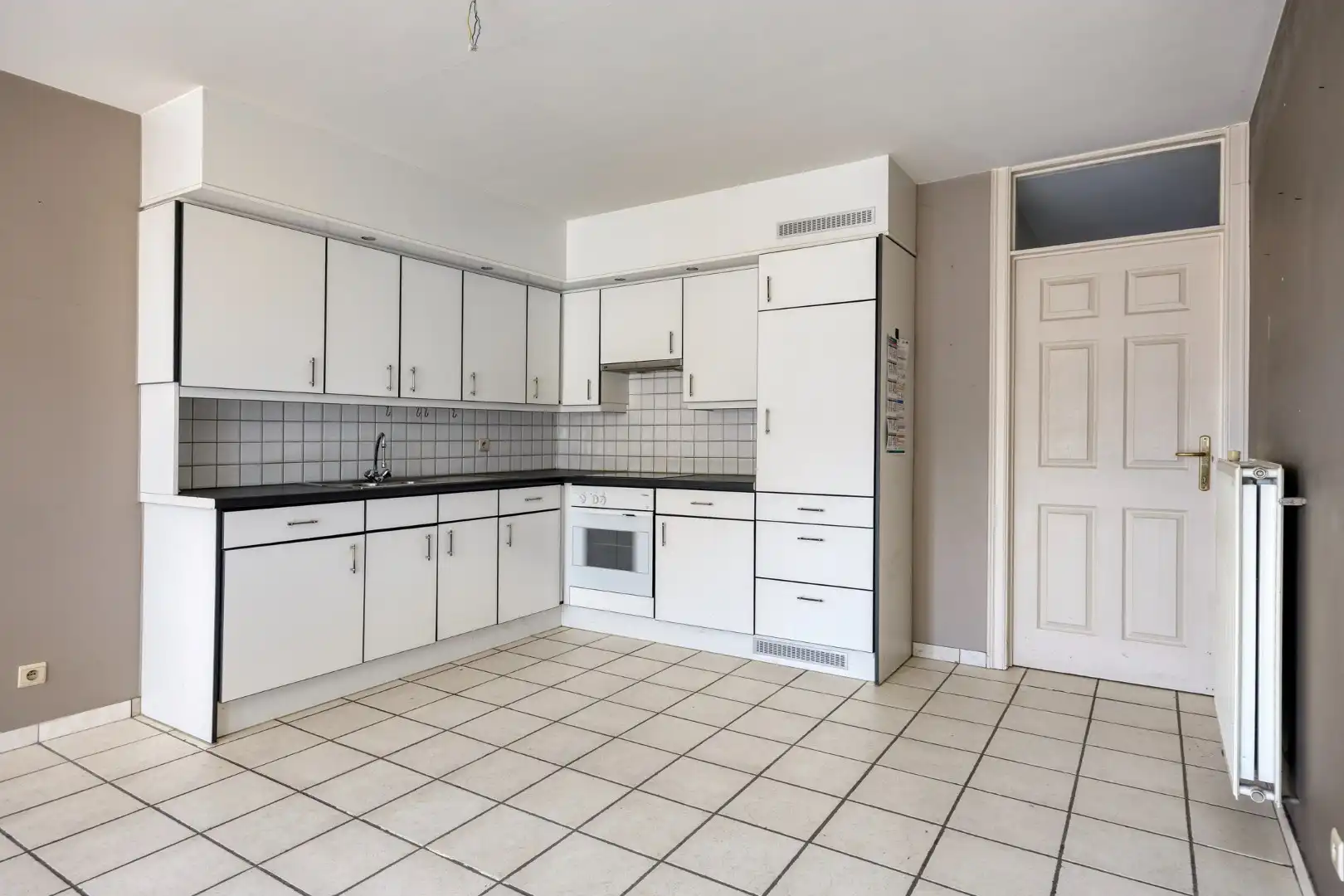 Appartement met 2 SLPKS en garage op gunstige locatie in het centrum. foto 7