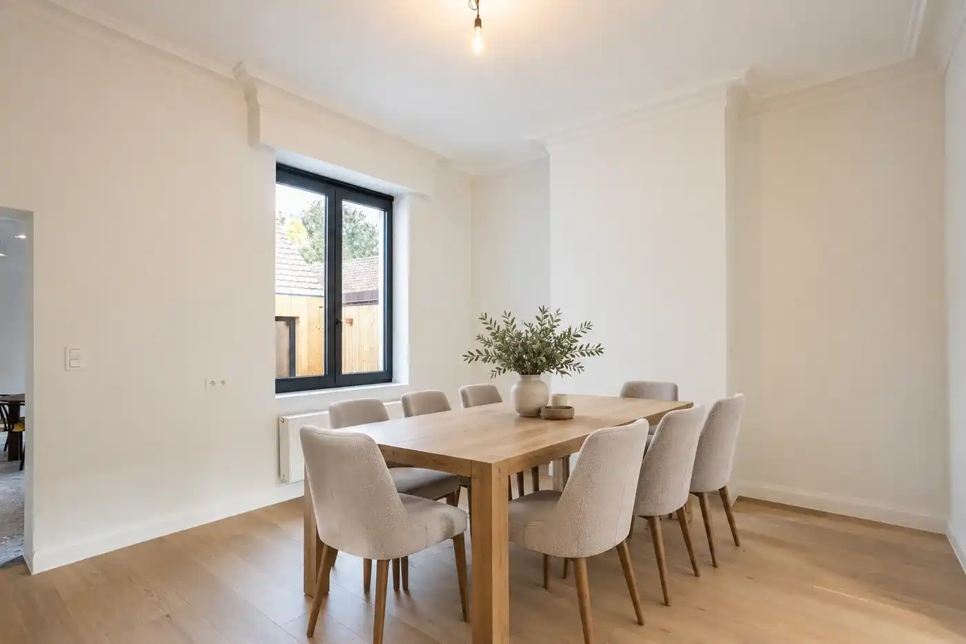 Ruime gerenoveerde woning met 4 slaapkamers, tuin en garage foto 5