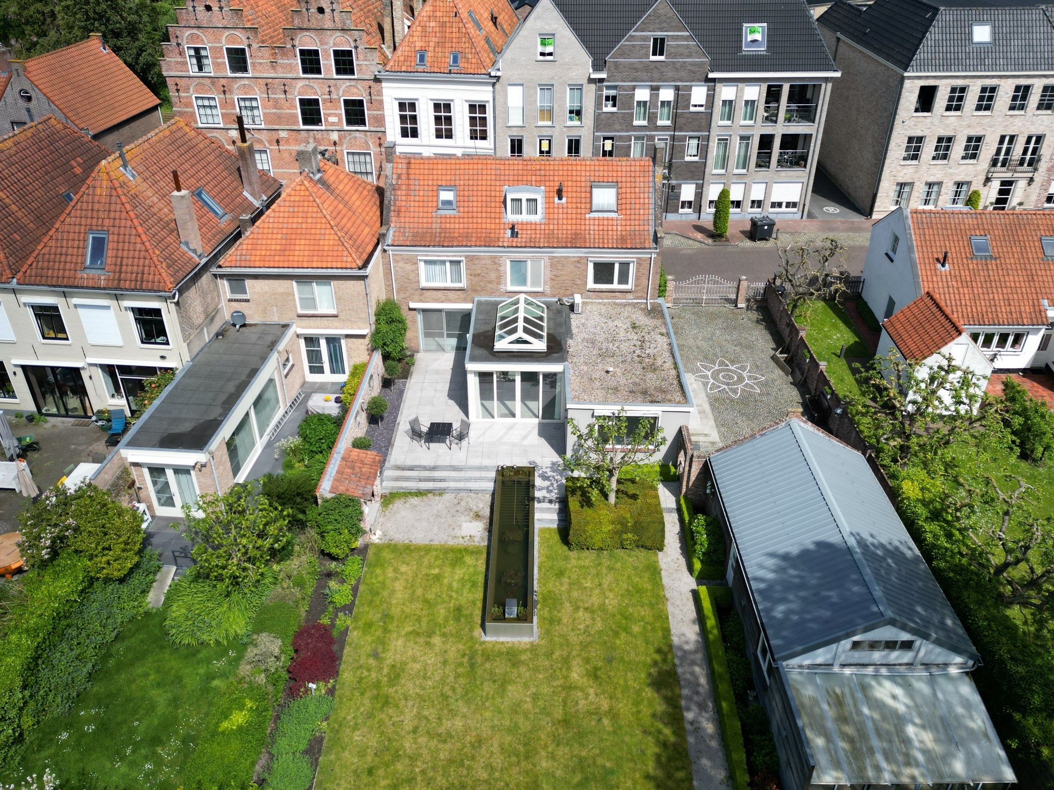 Klasse woning met schitterende tuin en garage te Aardenburg foto 1