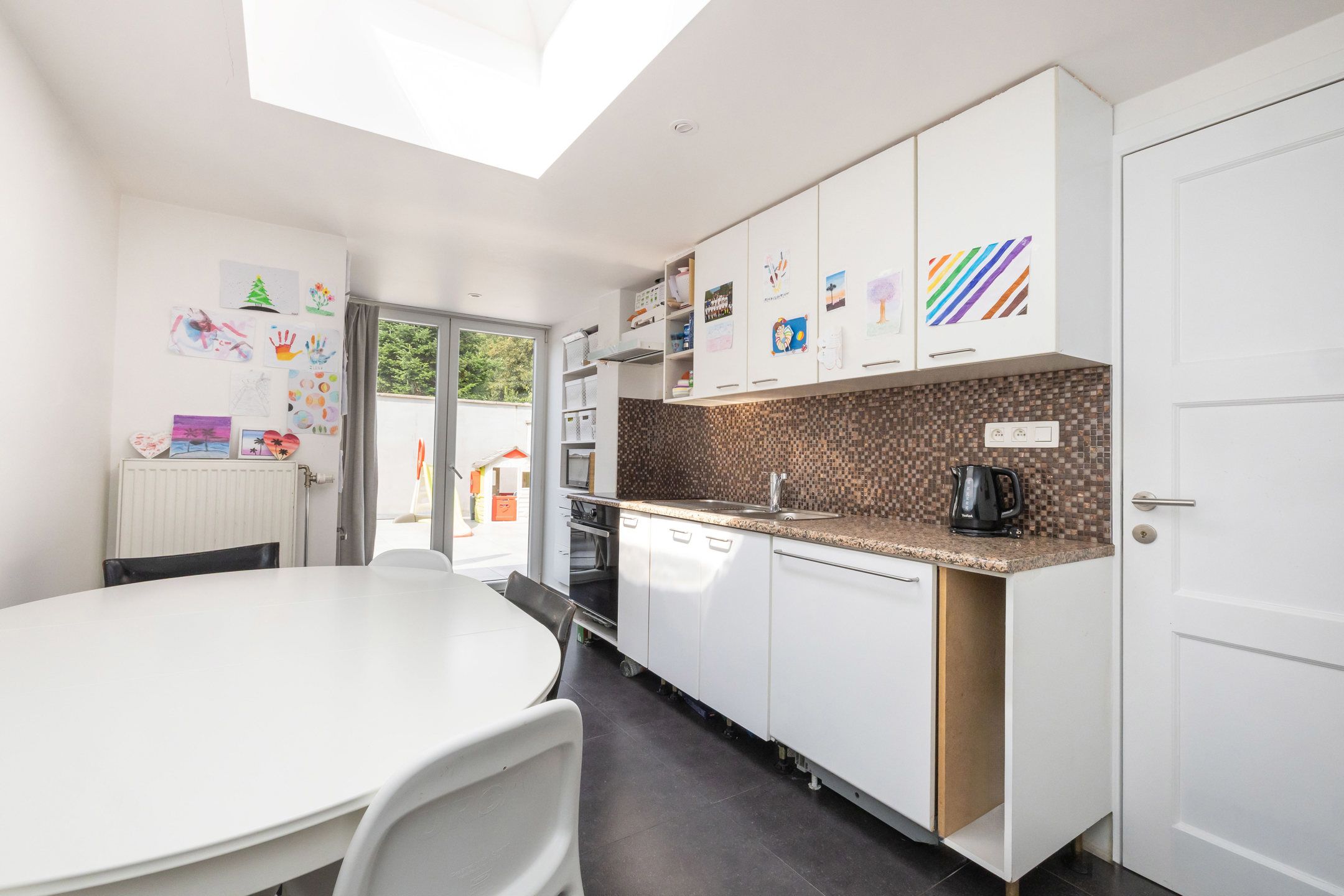 Woning van ± 150 m² met atelier/opslagruimte van ± 100 m² foto {{pictureIndex}}