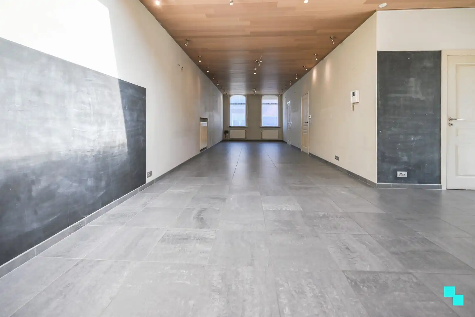 Riante halfopen woning met garage foto 7