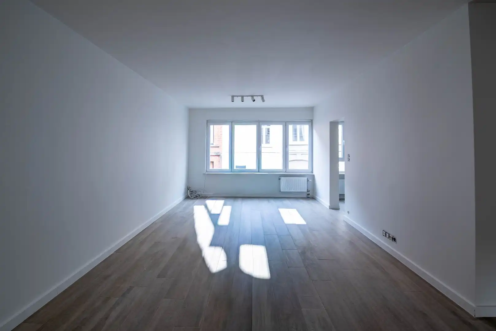 Volledig gerenoveerd appartement met 2 slk en terras foto 3