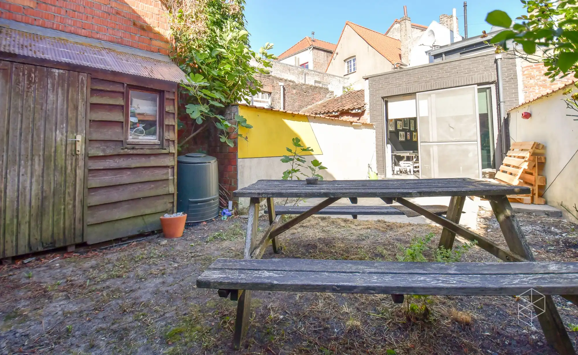 Mooie INSTAPKLARE stadswoning met 2 slpk en tuin foto 2