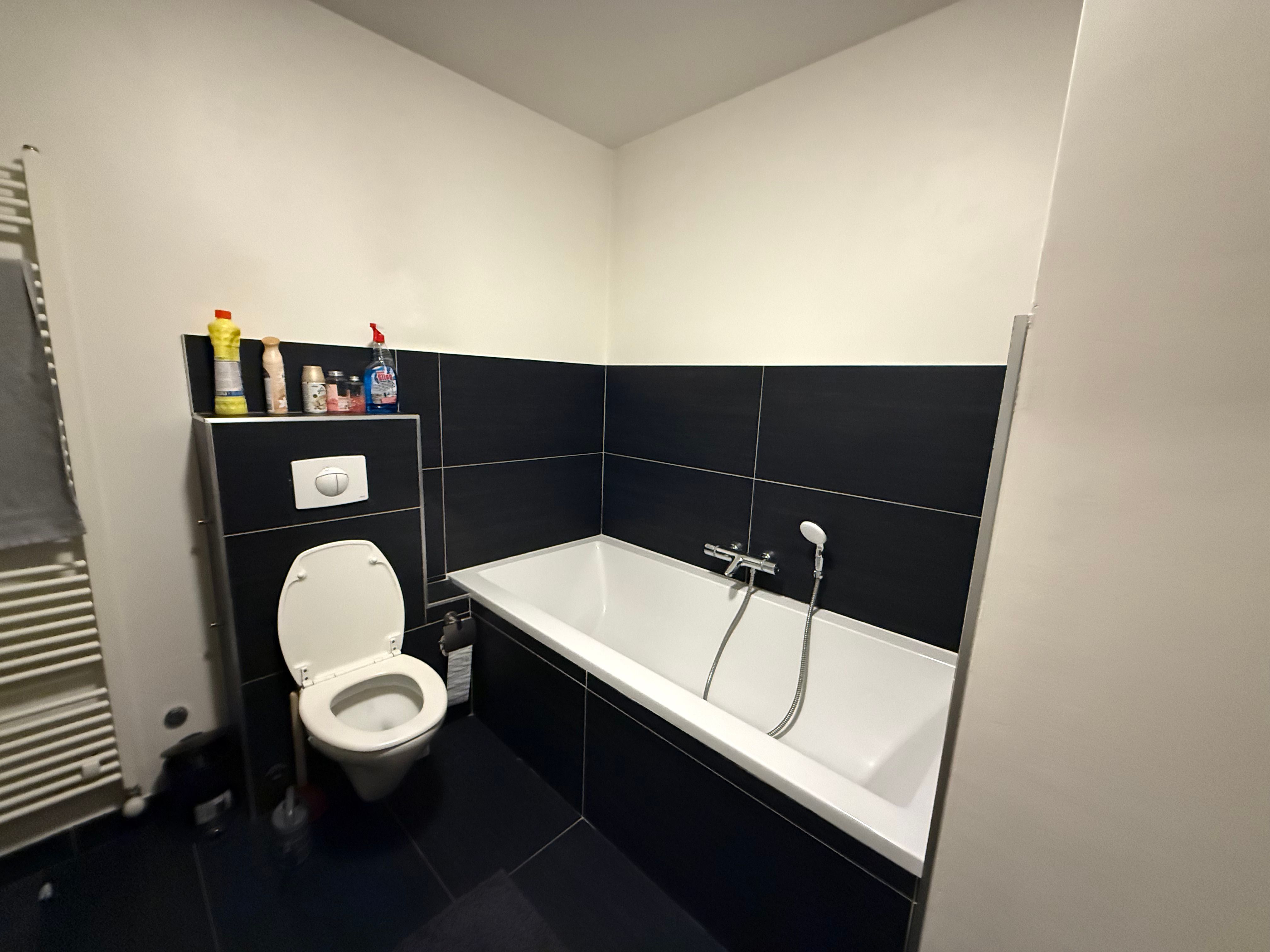 Ruim, energiezuinig triplex-appartement met terras in het hart van Lanaken foto 13