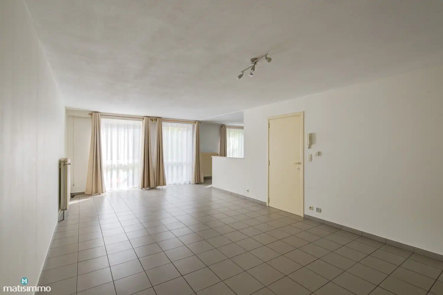 APPARTEMENT MET TWEE SLAAPKAMERS EN GARAGE IN HET CENTRUM VAN HOESELT foto 3
