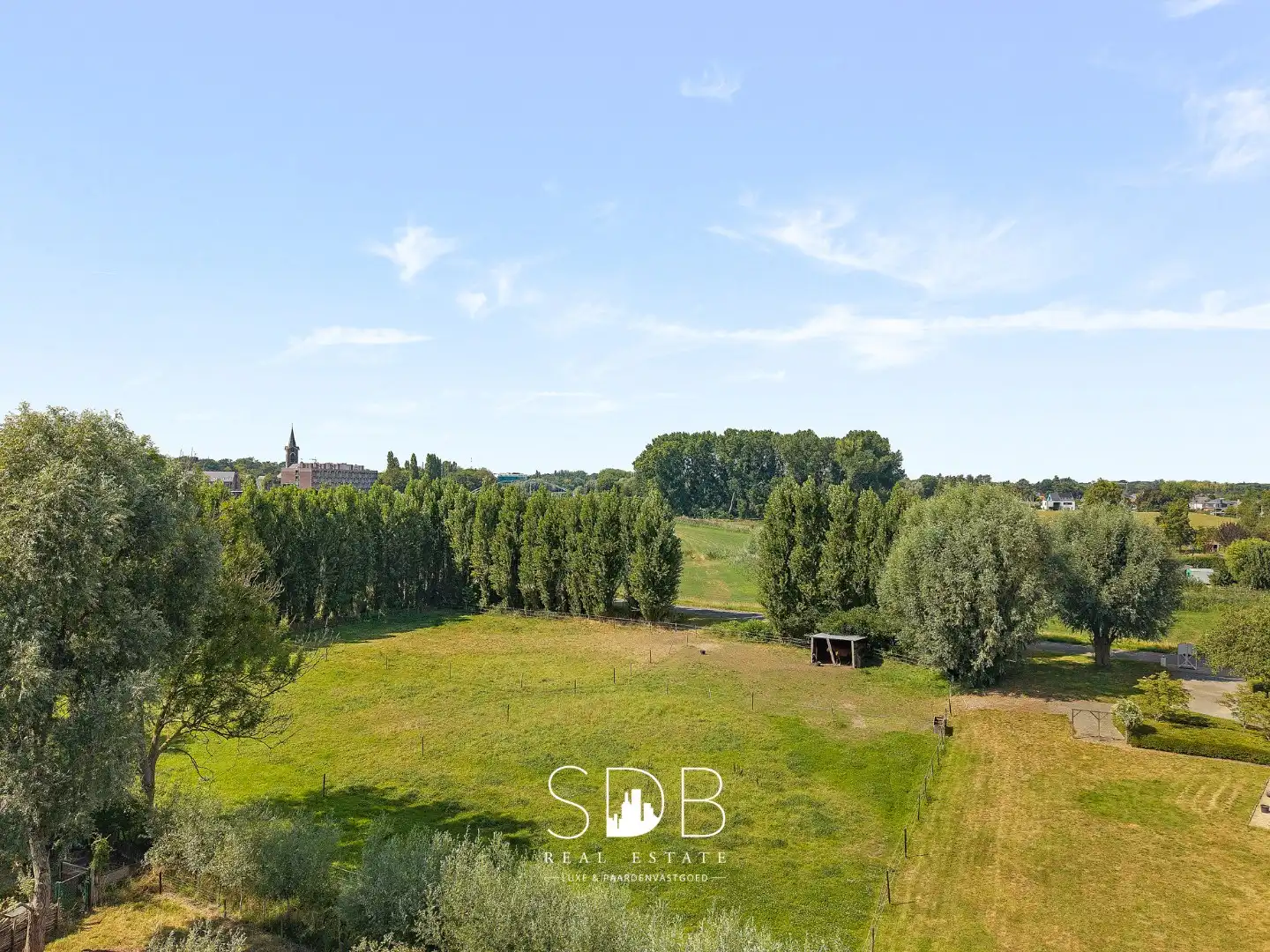 Hedendaagse villa met gezinstuin en graslanden op 7.496m² foto 2