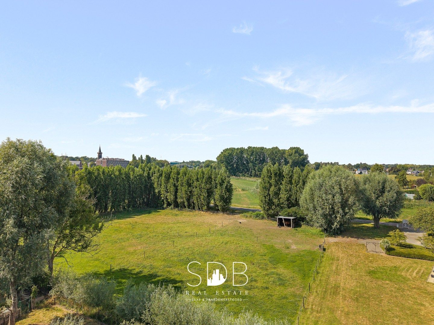 Hedendaagse villa met gezinstuin en graslanden op 7.496m² foto 2