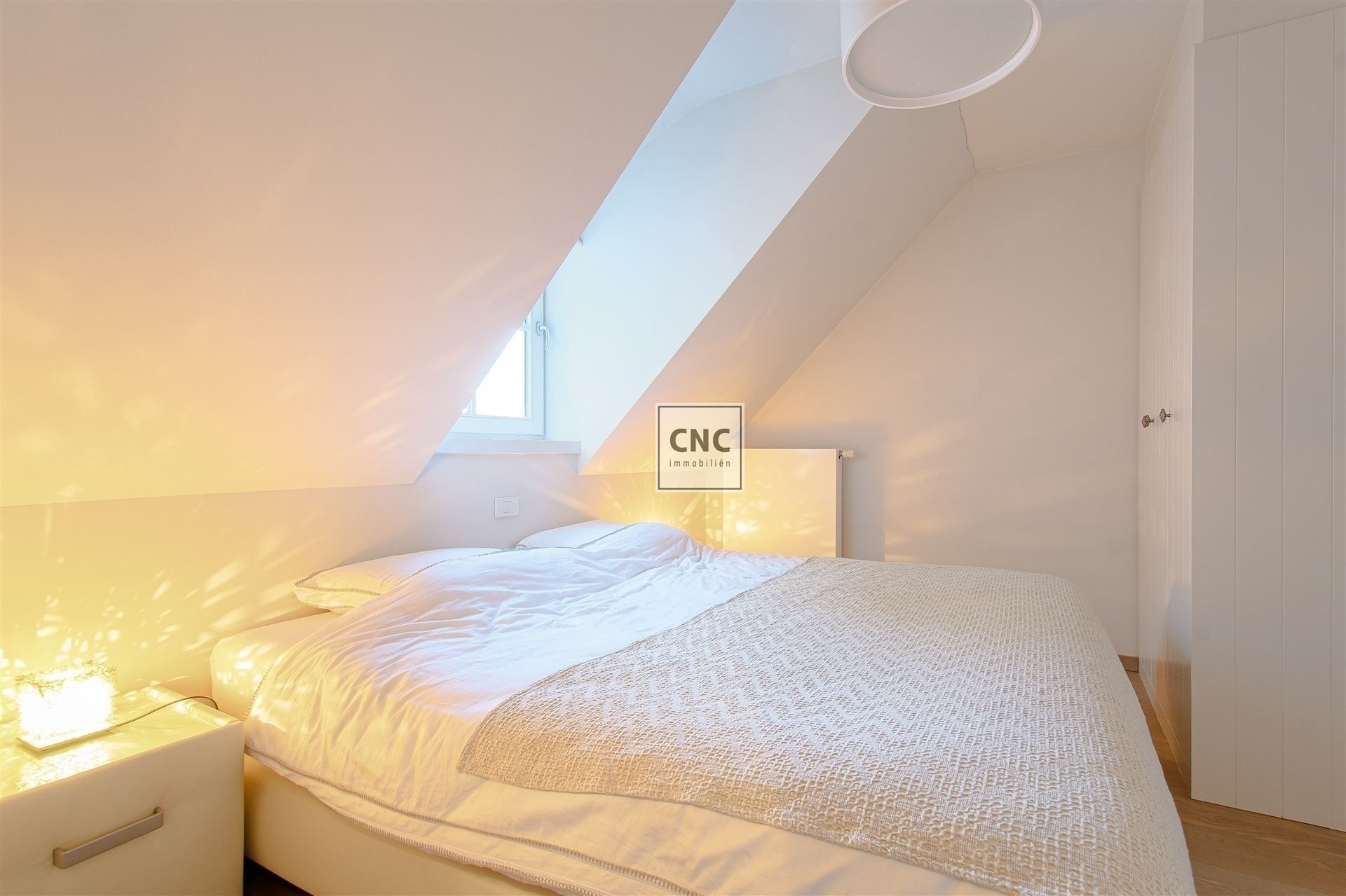 Prachtig afgewerkt en lichtrijk duplex-appartement in het hart van Knokke, gelegen aan de zonnekant van de Zoutelaan, vlakbij de Lippenslaan. foto 10
