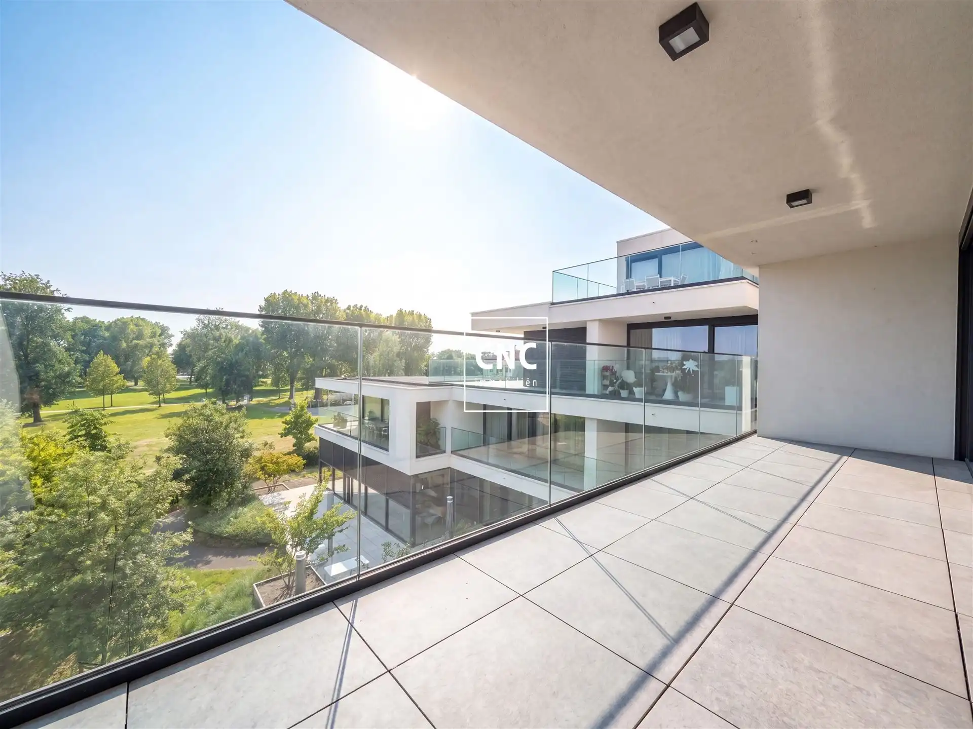 Prachtig instapklaar serviceflat met gigantische terras foto {{pictureIndex}}