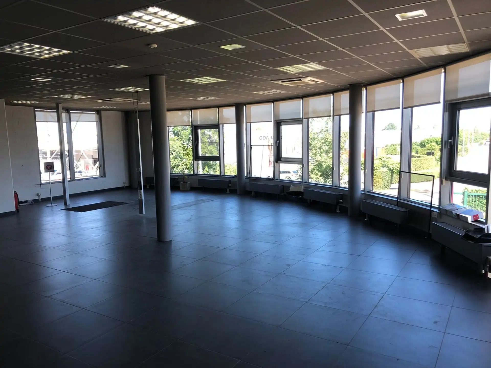 Magazijn 1.375m², hoogte 8m en kantoor 290m² en parking 9 pl foto 10