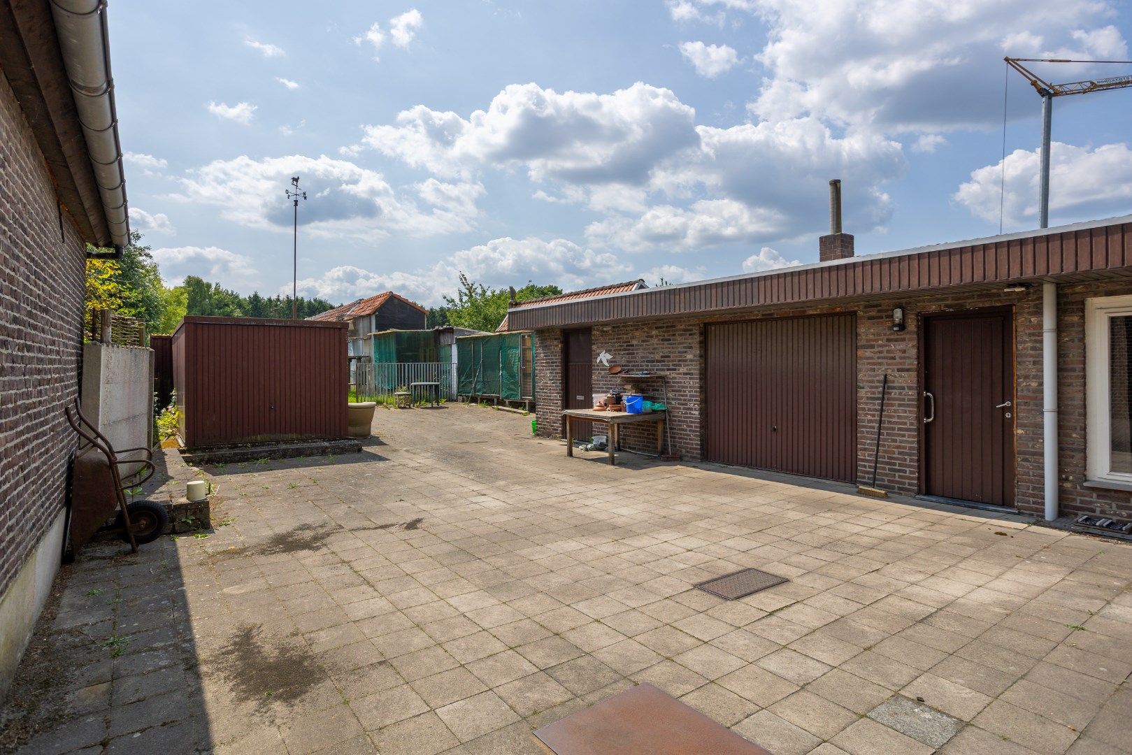 Deze te renoveren woning, op een mooi perceel van 8a30 wordt verkocht! foto 4