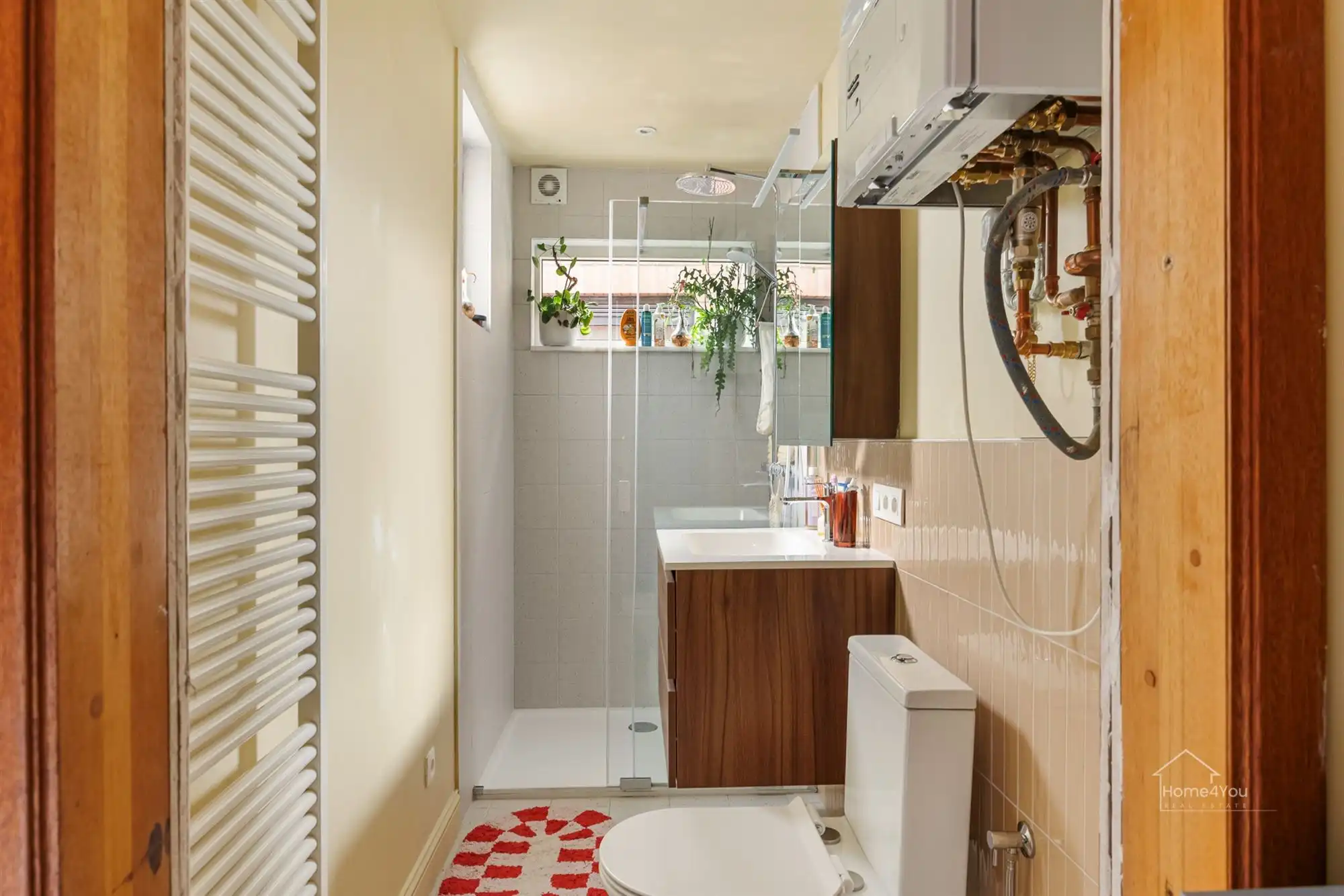 Instapklaar rijhuis met 2 slpk, vernieuwde keuken & badkamer foto 9