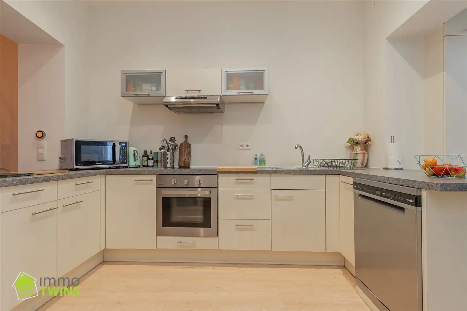 In een rustige maar toch centraal gelegen straat ontdekken we deze volledig instapklare, verrassend ruime en bijzonder energiezuinige woning foto 5