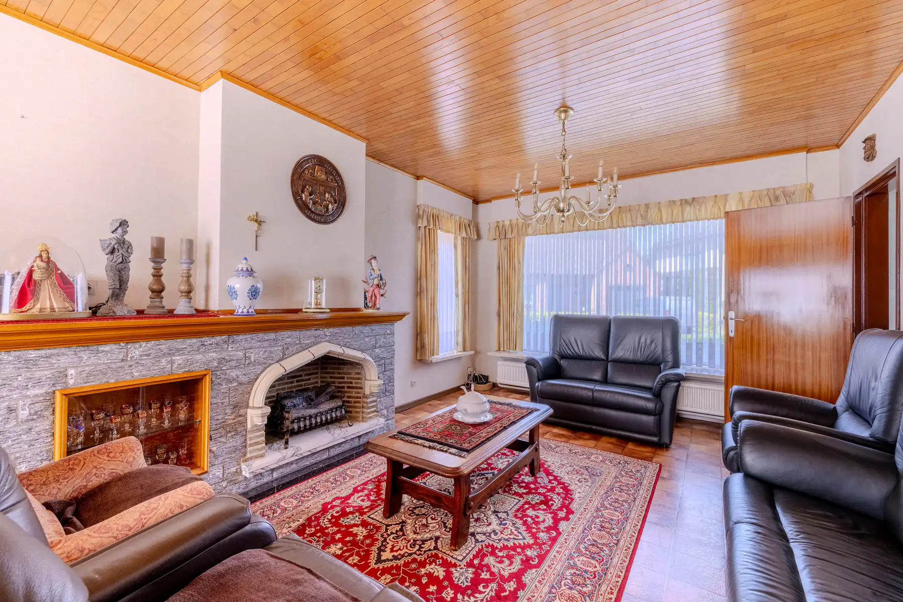 Te renoveren woning met veel potentieel op rustige locatie foto 5