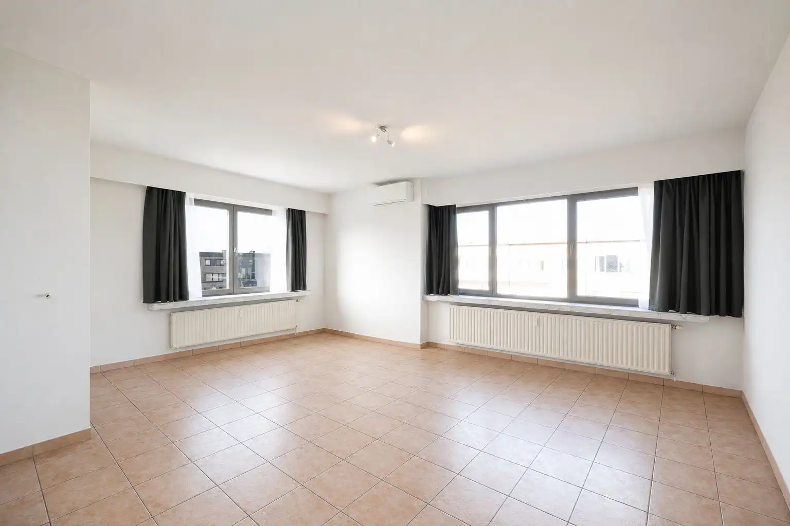 Ruim appartement met 2 slaapkamers en een garage in Stabroek! foto 4