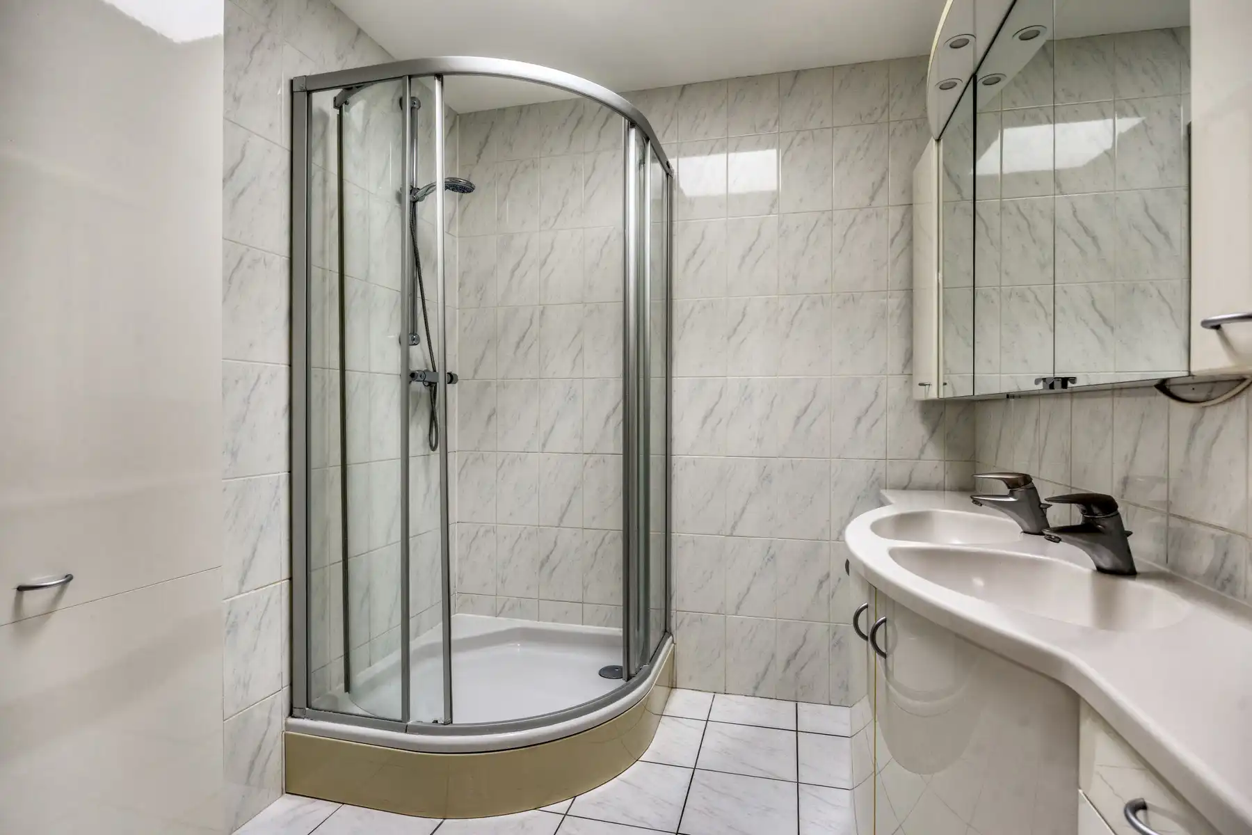 Leemans Immobiliën biedt u deze ruime bel-etagewoning te huur aan in Zellik. foto 15