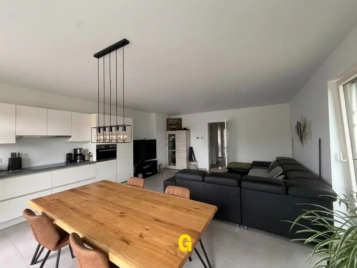 Knap afgewerkt gelijkvloersappartement met 2 slaapkamers, ruim terras en tuintje met tuinberging foto 6